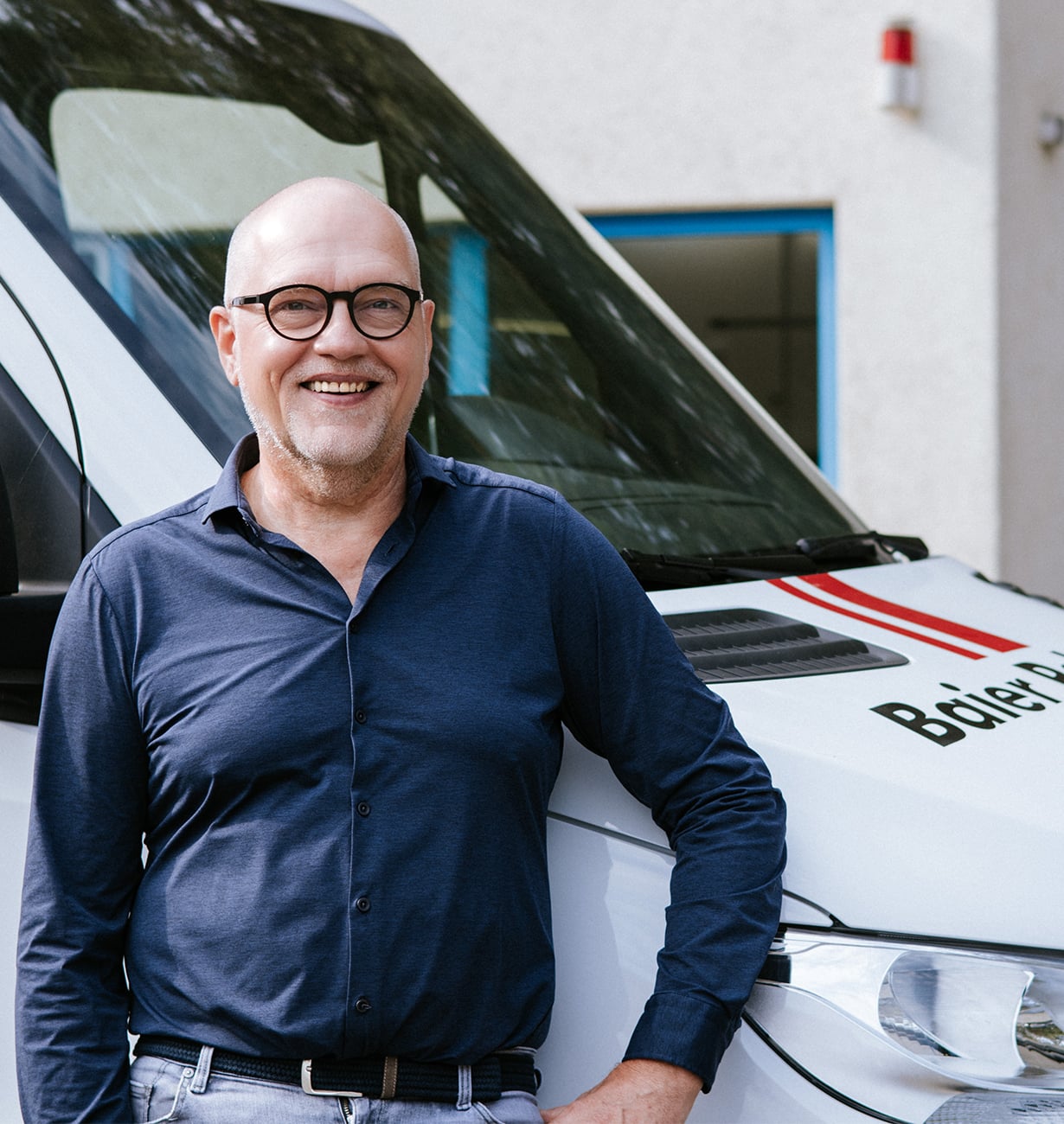 Mitarbeiter der Baier Rohrreinigung am Firmenfahrzeug